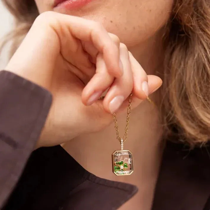 Collier Médaillon avec ses Breloques - En Verre Plaqué Or