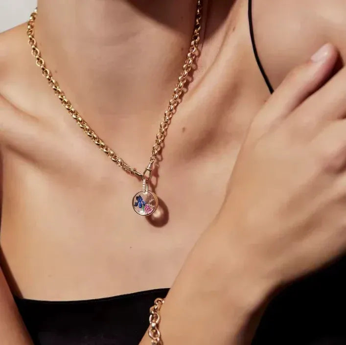 Collier Médaillon avec ses Breloques - En Verre Plaqué Or